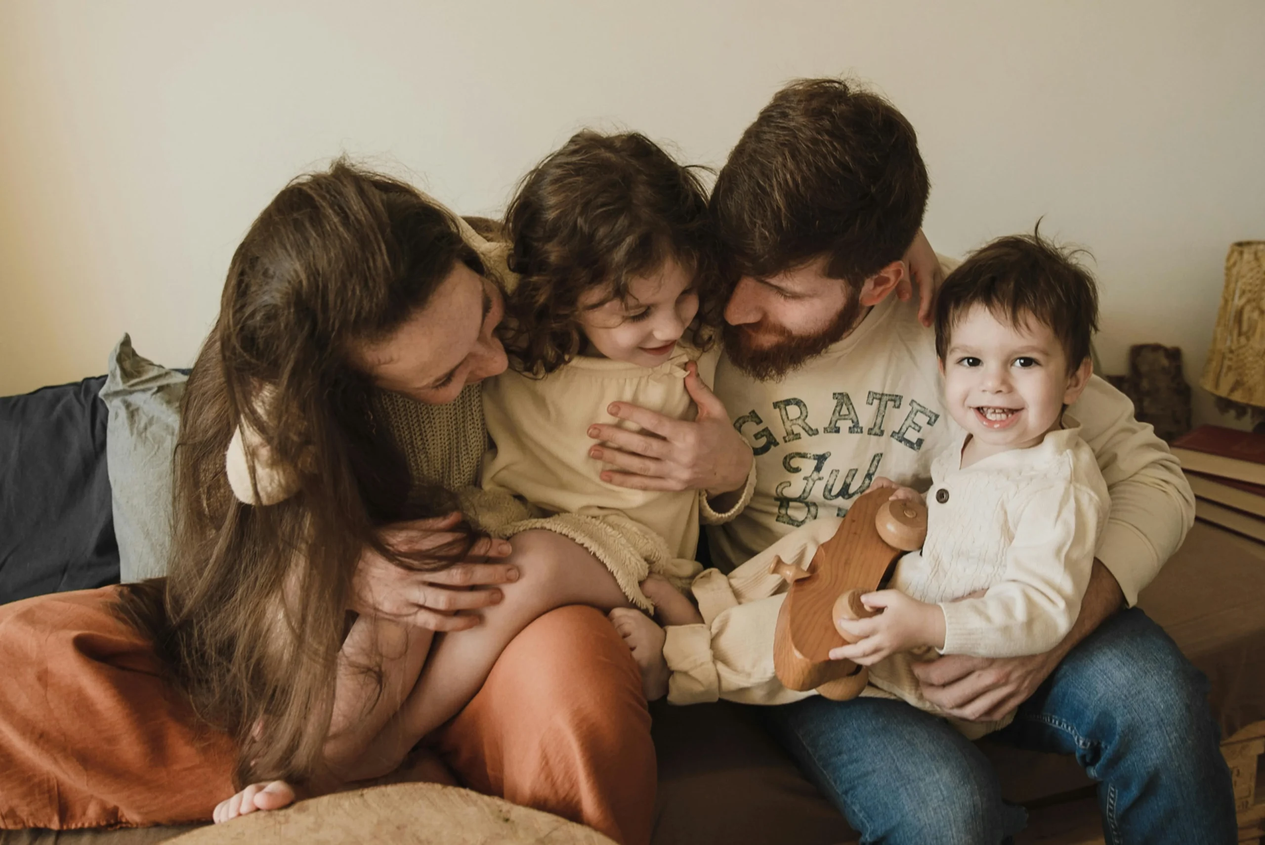 Familia conectada e integrada con las constelaciones familiares compasivas para reconectar con sus raíces y su fuerza.